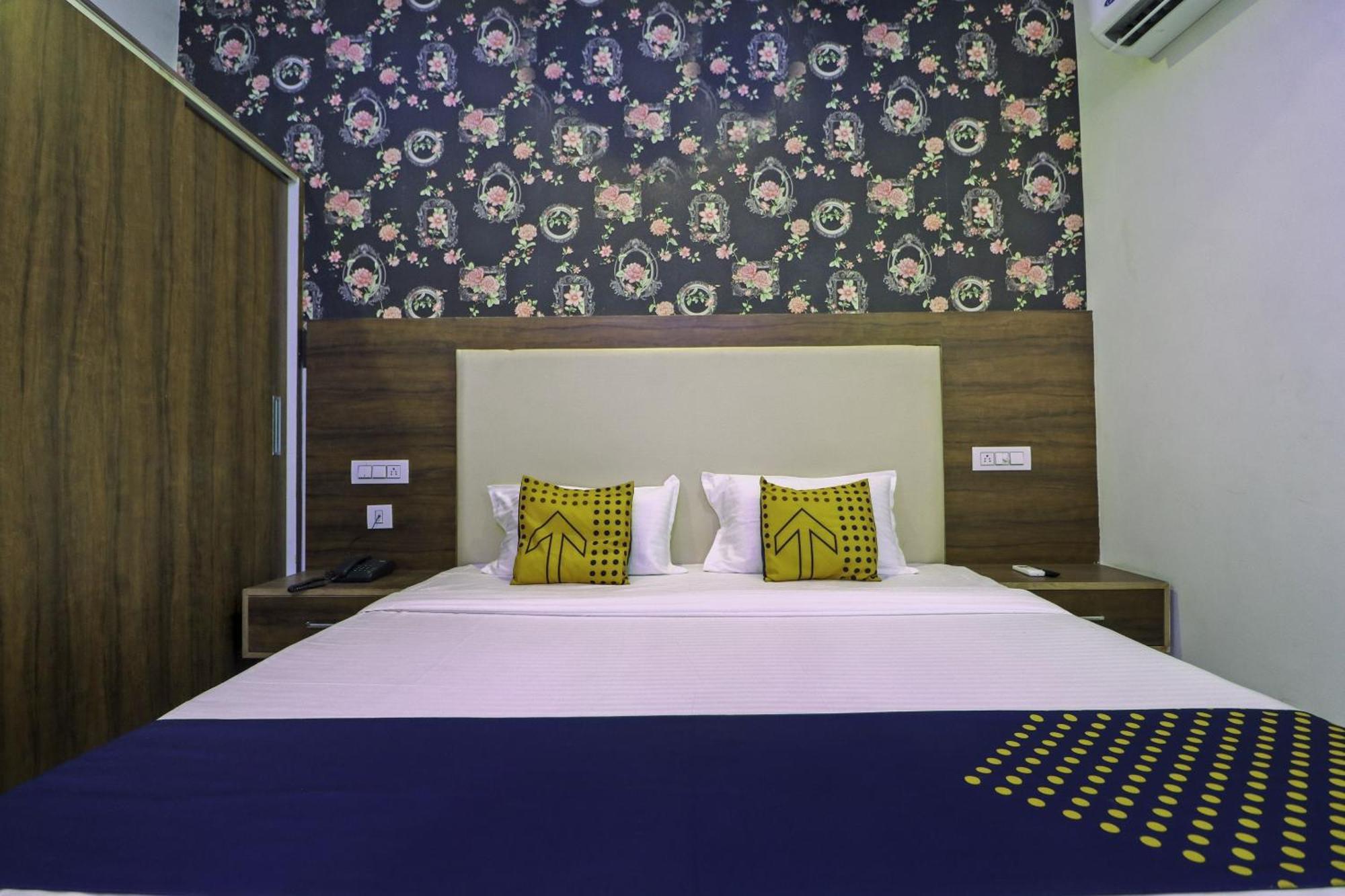 Spot On Hotel White Rose Zirakpur Eksteriør billede